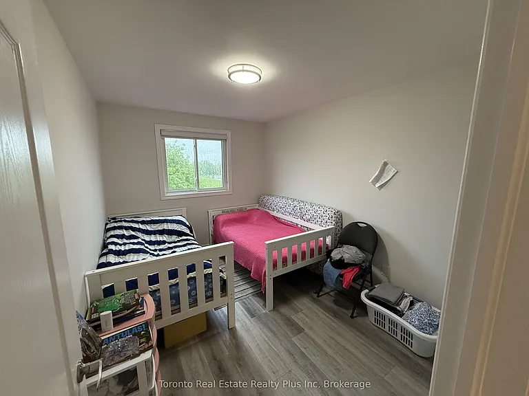 130 Ashurst Cres — Photo 3