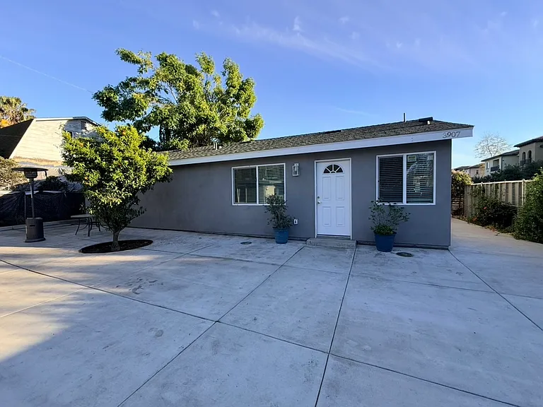 3905 Main St — Photo 2