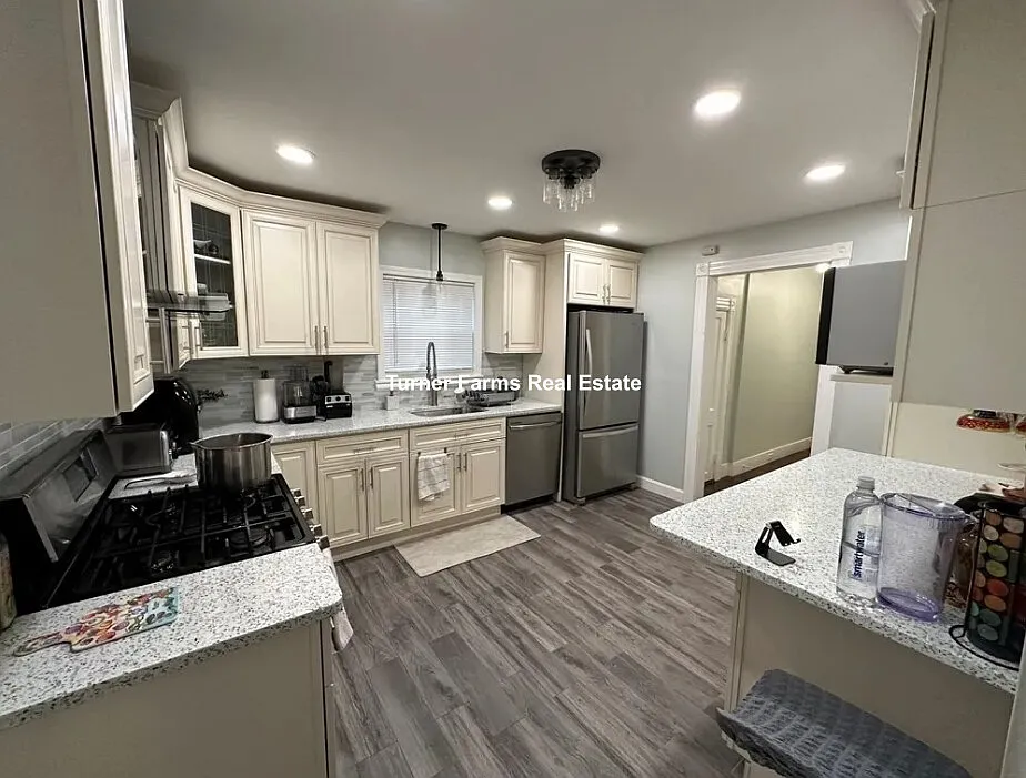 3 bed, 9999 sqft, $3,600 — Photo 4