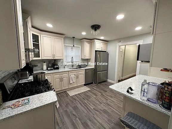 4th image of 132 George St #1R