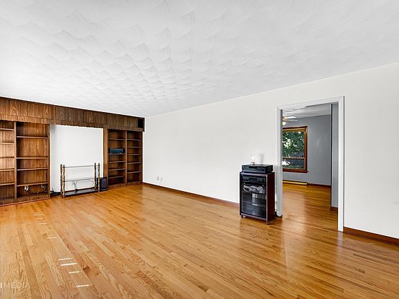 3rd image of 2212 W 57th Pl