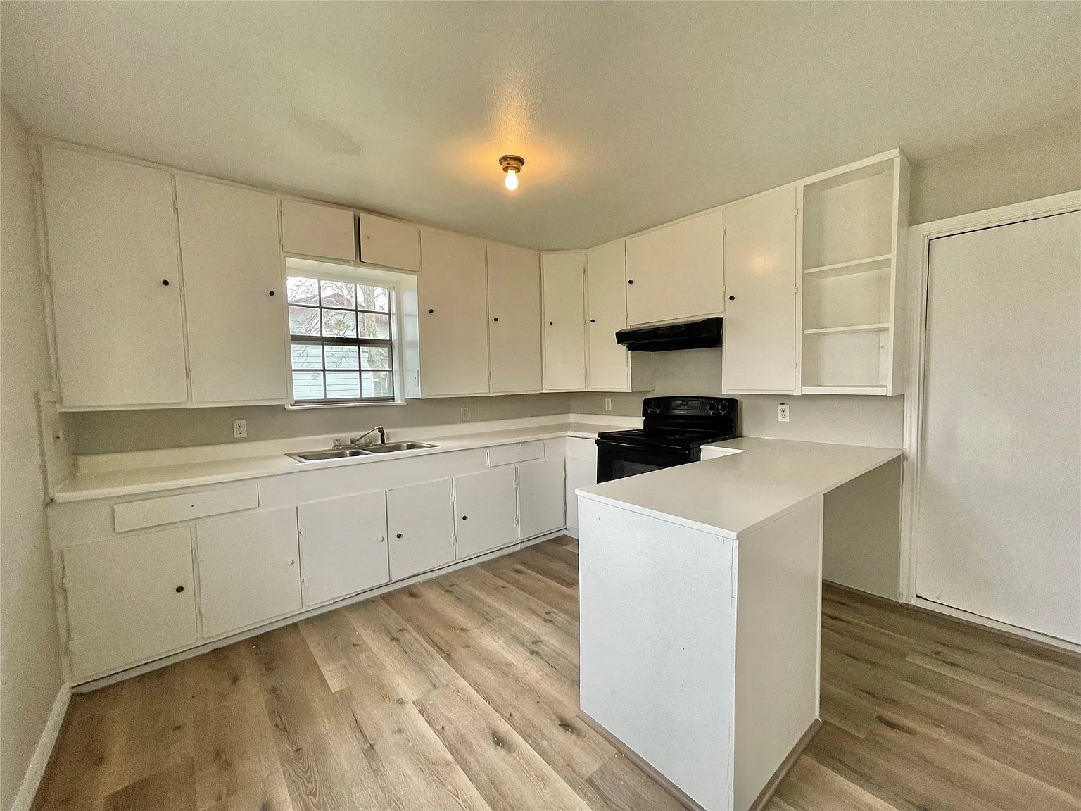 3 bed, 1.0 bath, 1378 sqft, $1,100 — Photo 4