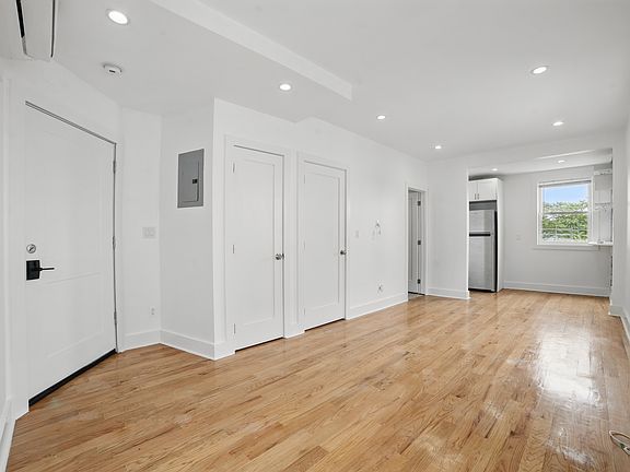 4th image of 31 Van Cortlandt Park Ave Floor 1