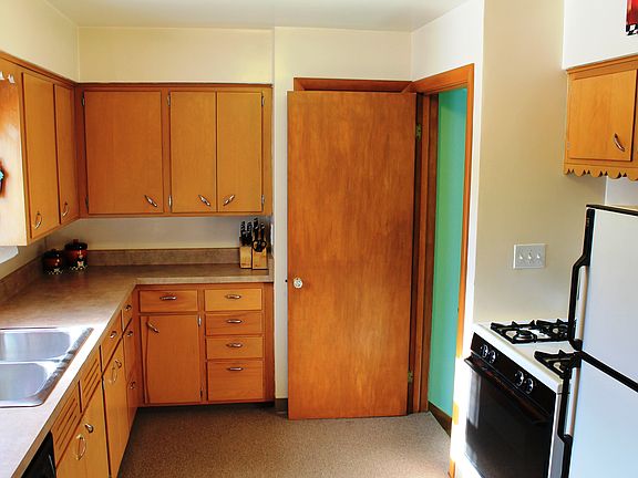 Kitchen w/ appliances