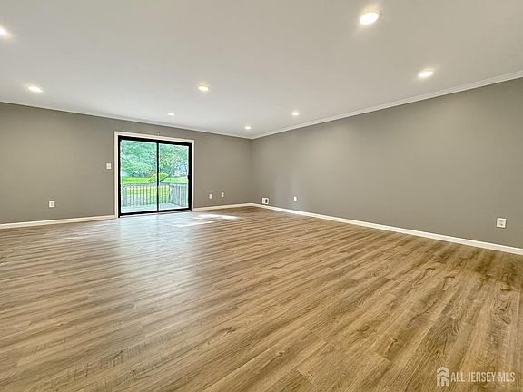 4th image of 111 Buttonwood Dr