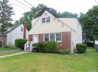 224 Bond St, Westbury, NY 11590