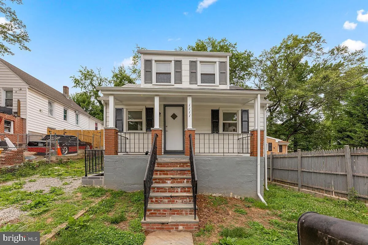 3 bed, 1.0 bath, 864 sqft, $1,900 — Photo 1