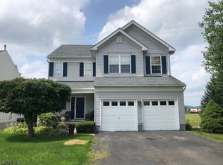 400 Hamilton Dr, Stewartsville, NJ