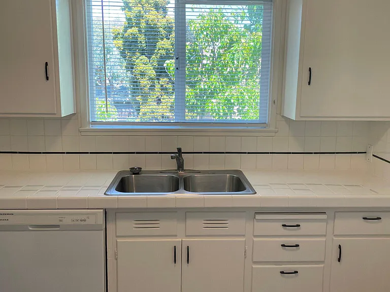 211 E Santa Inez Ave #6 — Photo 5
