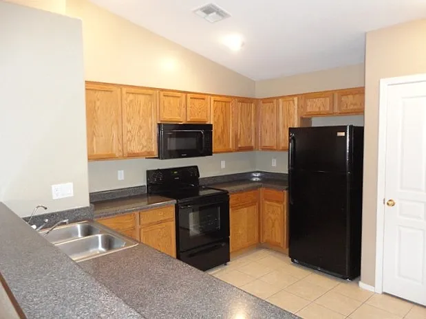3 bed, 2.0 bath, 1527 sqft, $1,925 — Photo 3