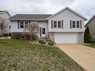 6213 Hillandale Rd, Davenport, IA 52806