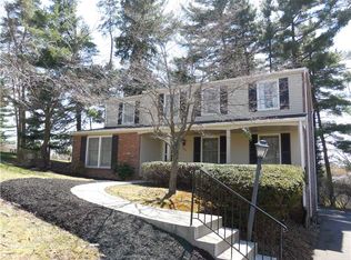 208 Essex Knoll Dr, Coraopolis, PA
