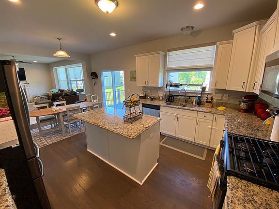 5th image of 4263 Lilac Ln