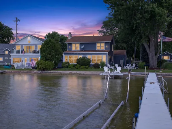 10090 W Ferndale Dr, Manitou Beach, MI 49253