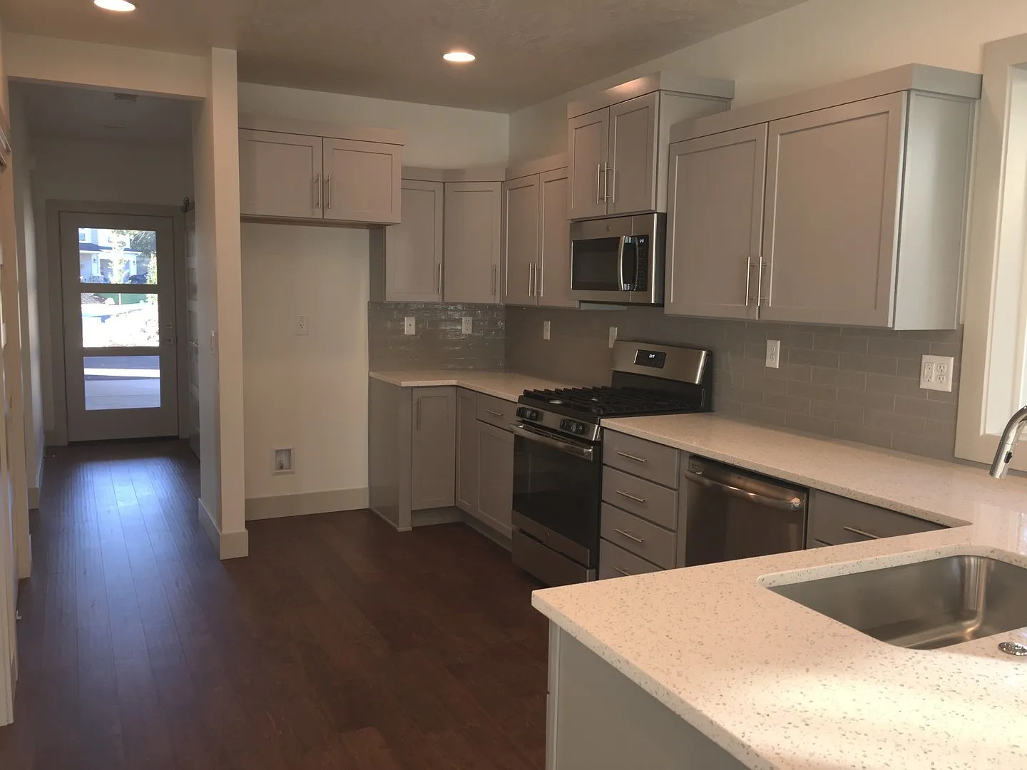 3 Bedroom / 2 Bathroom Home in SE Bend — Photo 3
