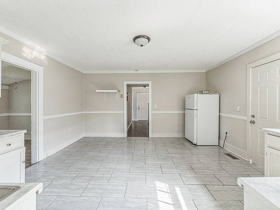 4th image of 203 Park St