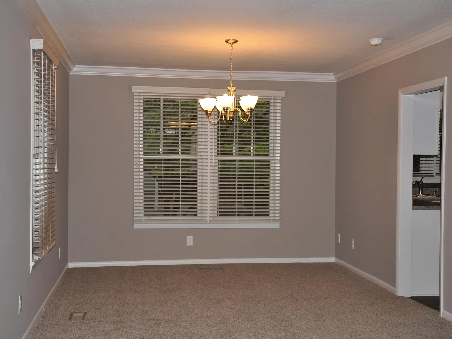 3 bed, 1.5 bath, 1366 sqft, $2,100 — Photo 4