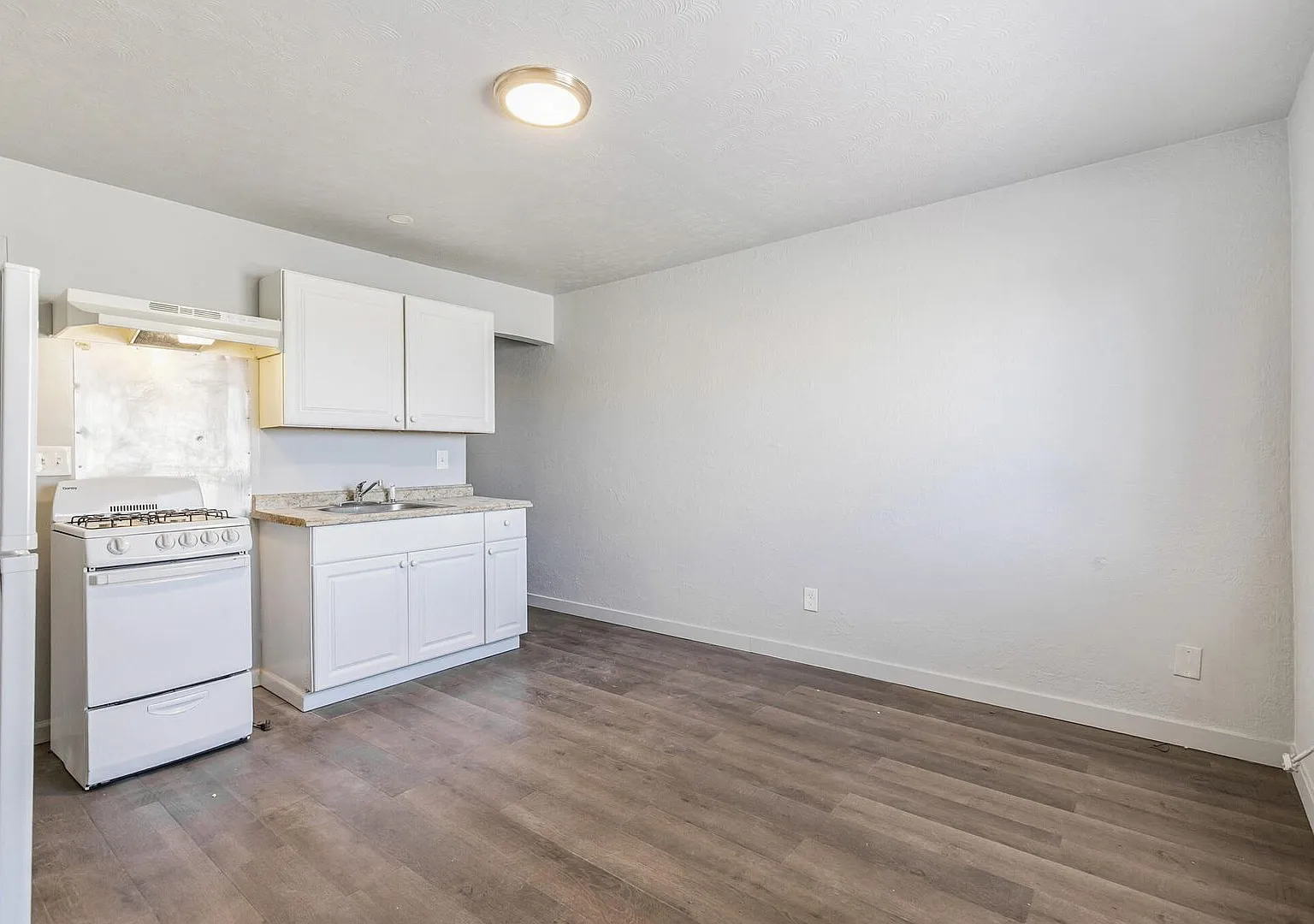 One Bedroom One Bathroom in Heart of the East Colfax — Photo 4