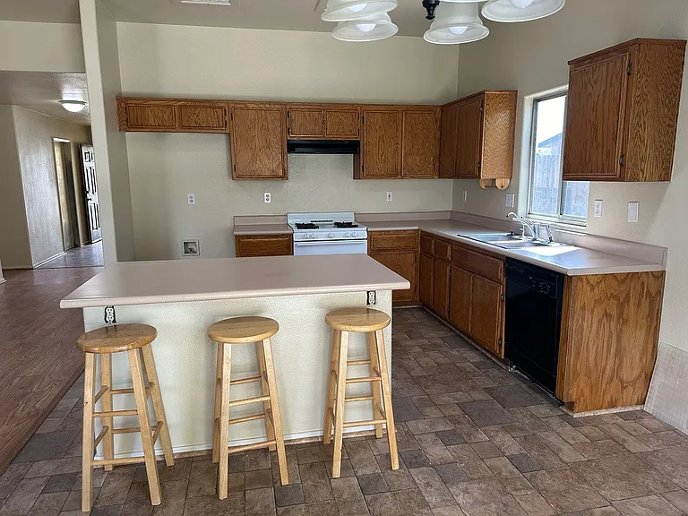 920 Alder Ave — Photo 2