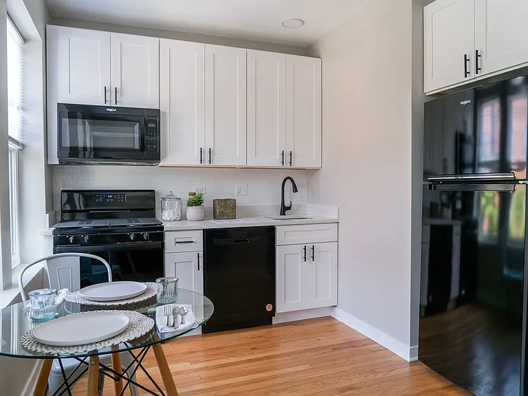 3051 W Leland Ave — Photo 17