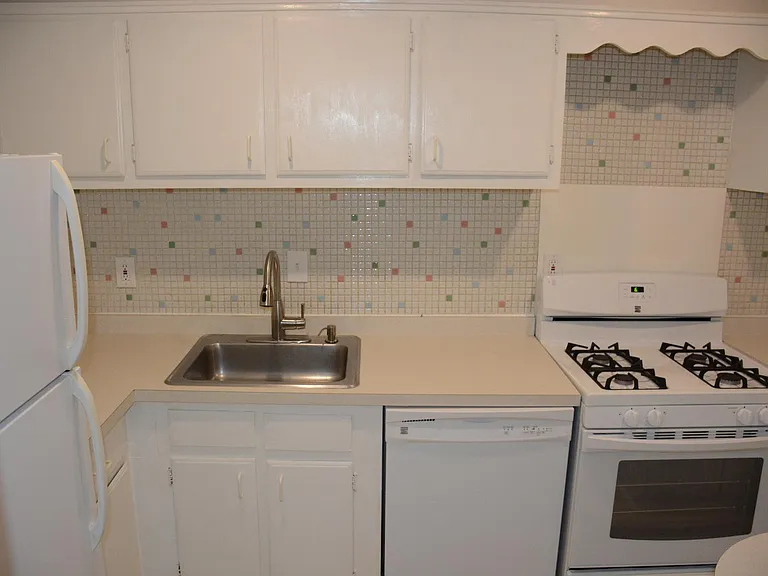 217 Victor Pkwy #F — Photo 13