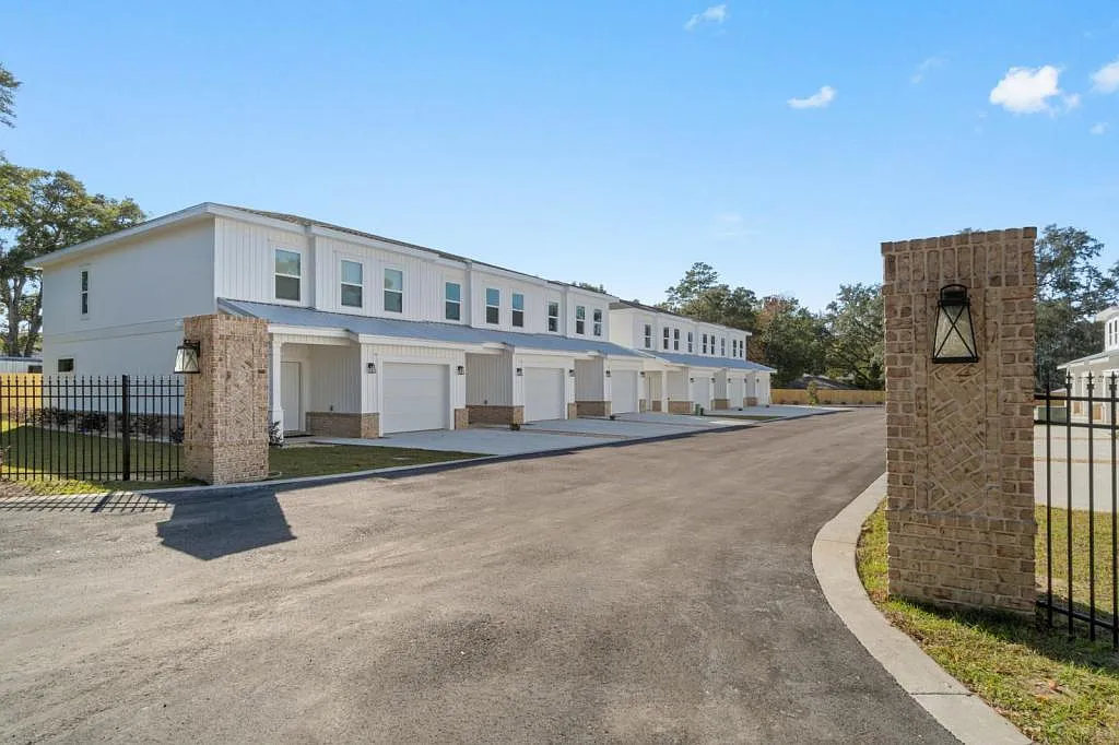Building Photo - 513 Hill Ln