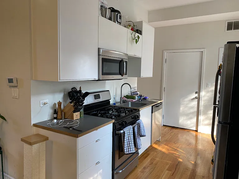2070 S Damen Ave #3 — Photo 4