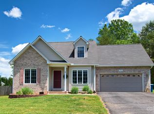 100 Pine Meadows Cir, Hickory, NC 28601