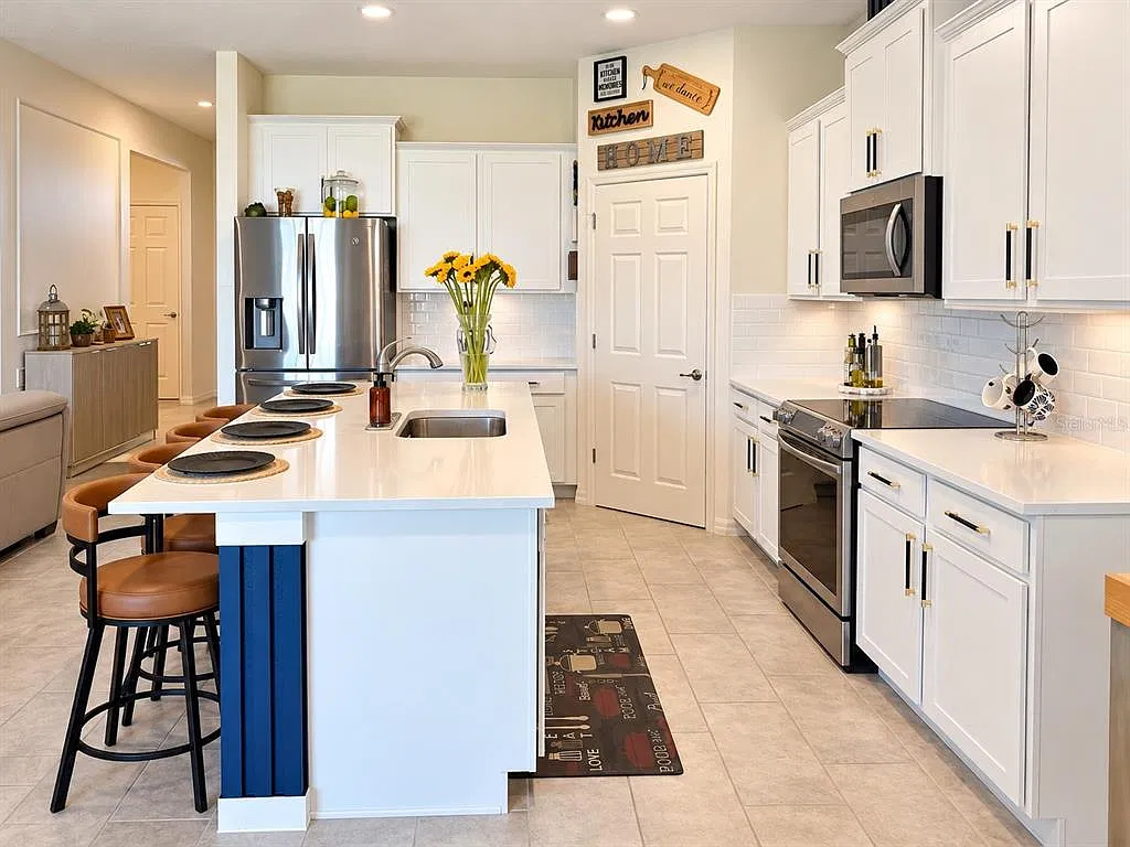 4 bed, 2.0 bath, 2055 sqft, $2,500 — Photo 3