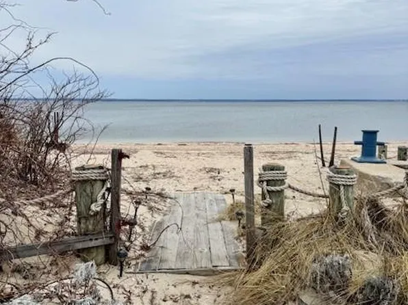 9 Greenwich Ave, Bayville, NY 11709