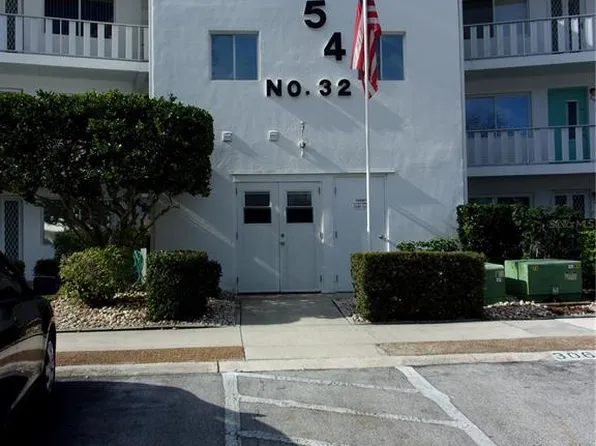 8454 111th St APT 309, Seminole, FL 33772