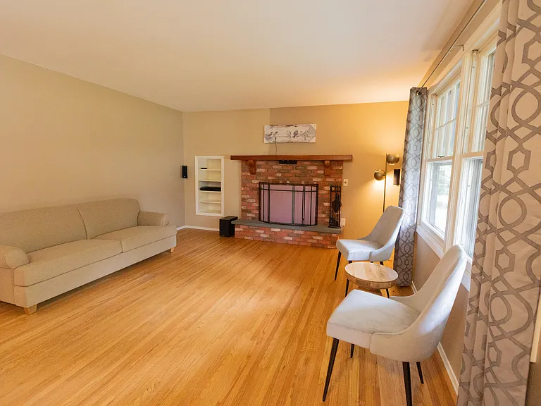 42 Stuyvesant Rd — Photo 2