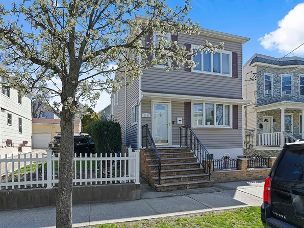 23-37 124th St, College Point, NY 11356