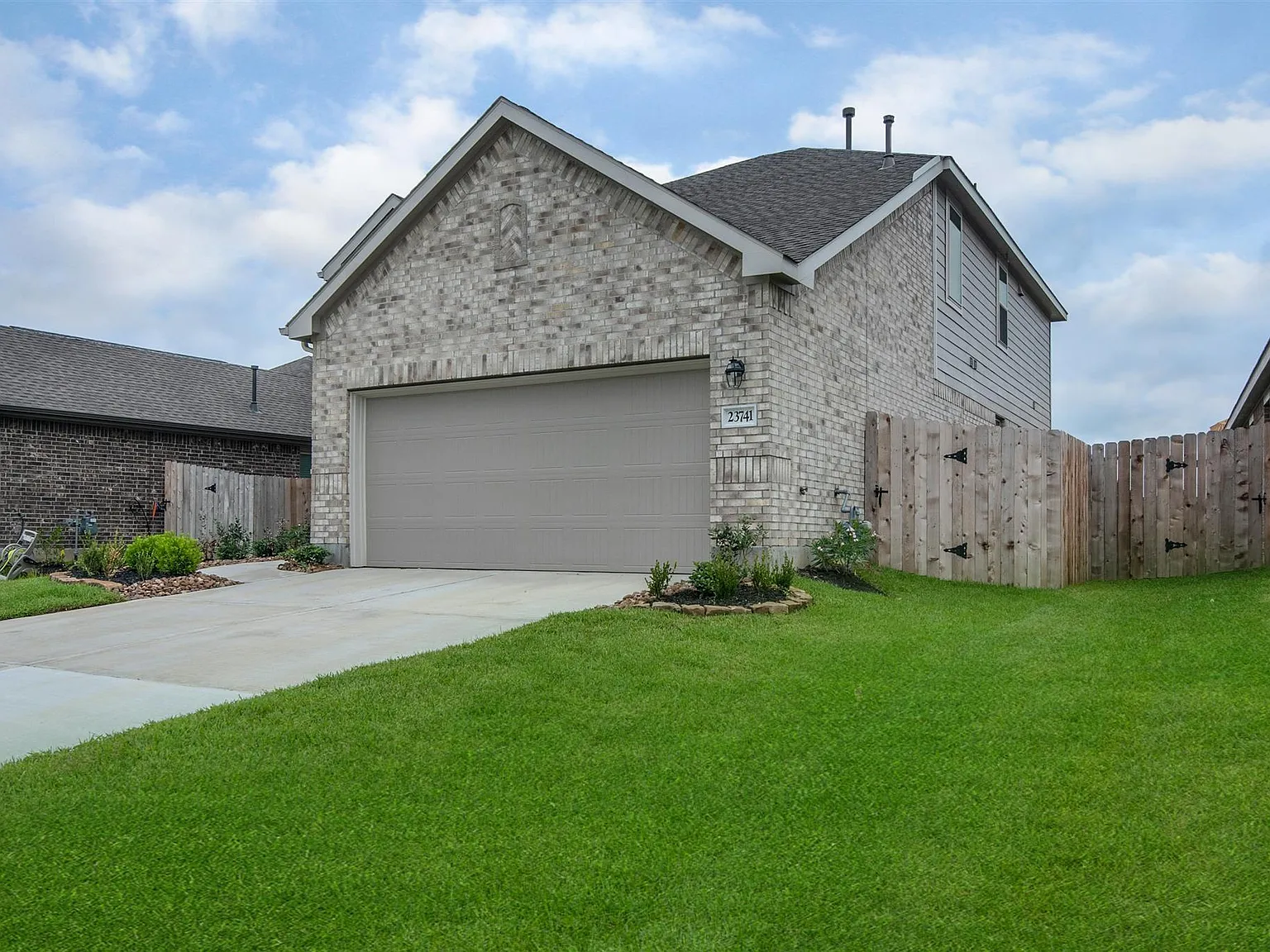 4 bed, 2.5 bath, 1922 sqft, $2,150 — Photo 3
