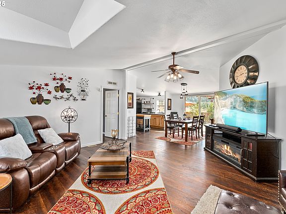 4th image of 184 SE Cordelia Dr