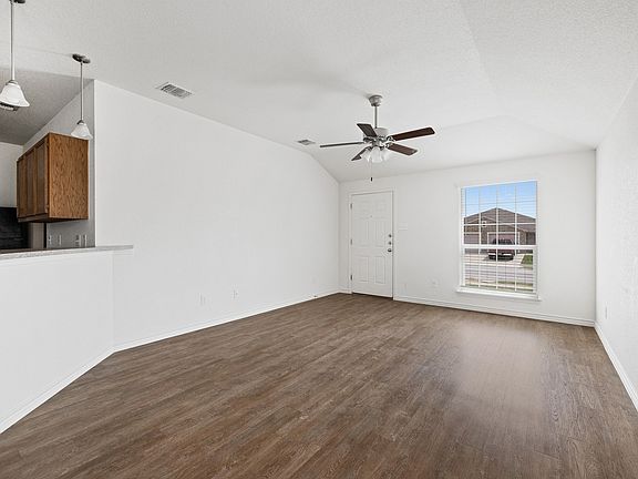 4th image of 903 Lasso Dr #B