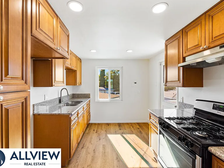 452 South Shaffer Street — Photo 1