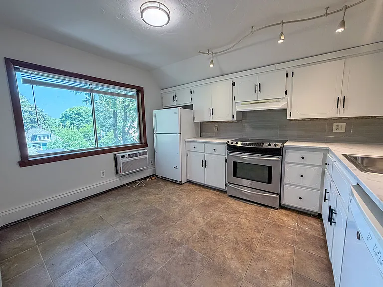32 Clarendon St #C — Photo 1