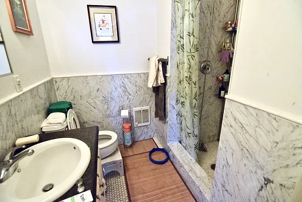 Rented by Safdie Realty Group | media 10