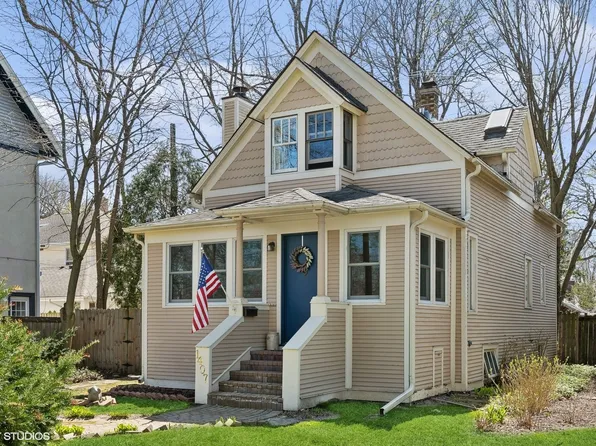 1407 Elmwood Ave, Wilmette, IL 60091
