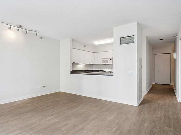 5th image of 512 N McClurg Ct APT 902