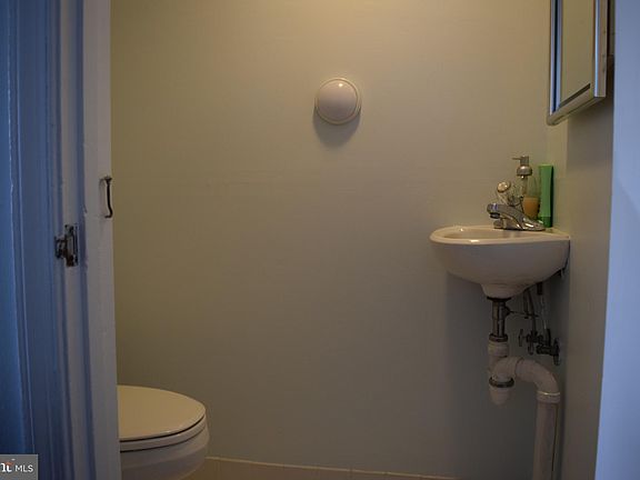 5th image of 106 E Rosemont Ave