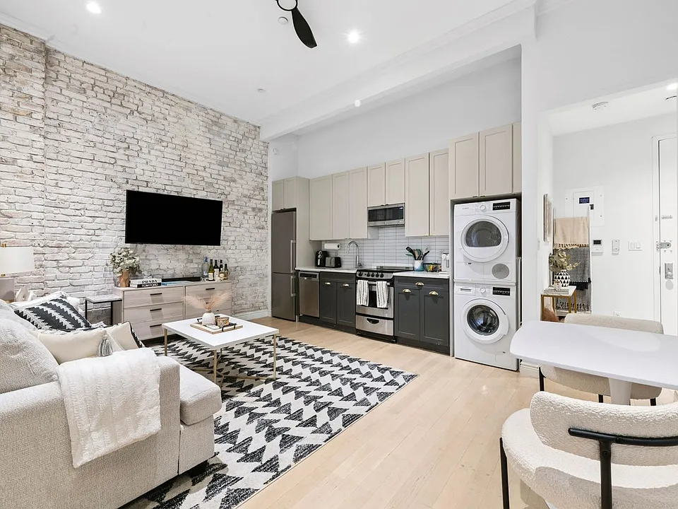 51 W 11th St #1R