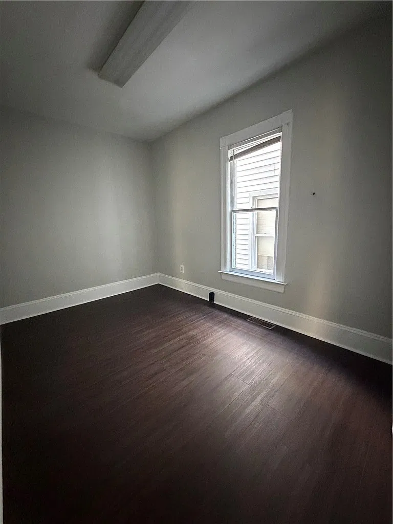 2 bed, 1.0 bath, 2846 sqft, $1,400 — Photo 4