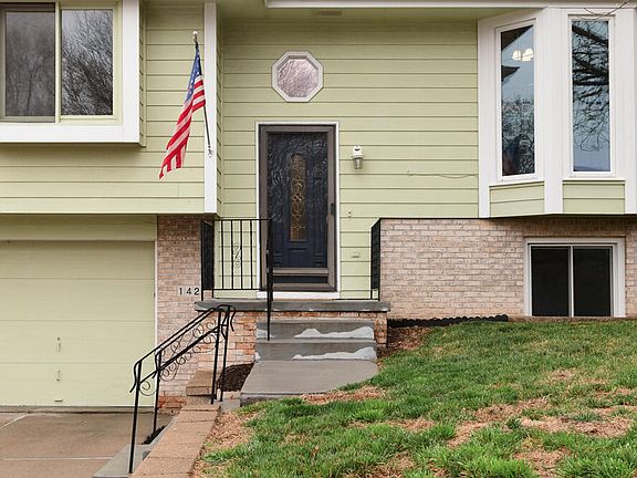 3rd image of 142 Woodbury Cir