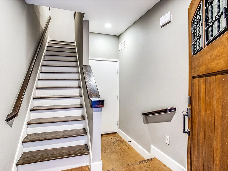 2411 N Hall St #20 — Photo 3