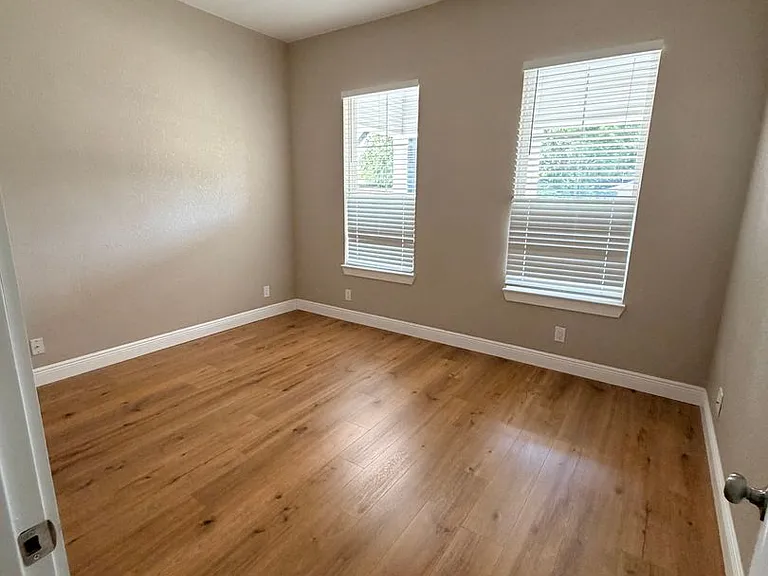 435 Dunning Ave — Photo 4