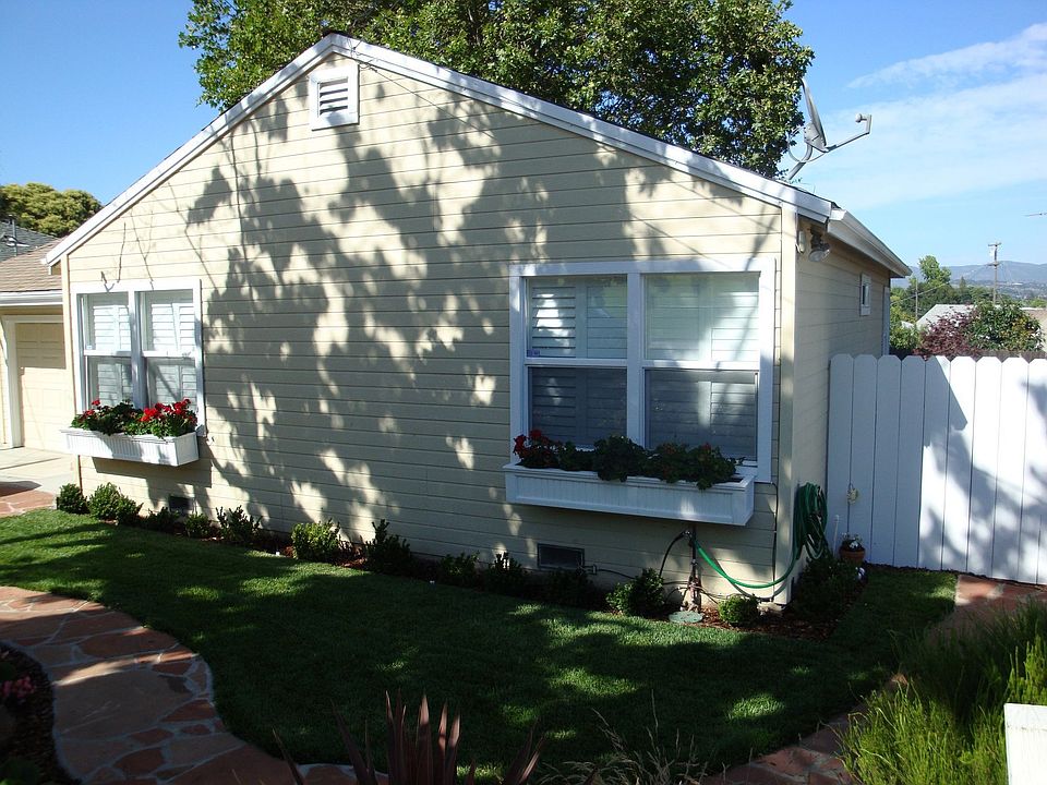 2nd image of 3030 Laurel St
