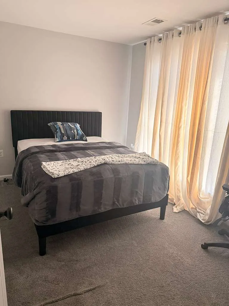 1 bed, 2100 sqft, $1,200 — Photo 2