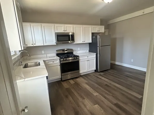 666 Metropolitan Ave APT 3, Hyde Park, MA 02136